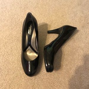 shinny black basic pumps